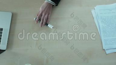 女人`手把桌子上的记号笔从一个地方移到另一个地方。 主任把文件扔到桌子上，上面写着